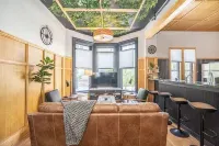 SUNNY- Nordic-Inspired Flat. Intimate & Beautiful