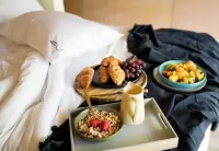 Kinelarty Luxury Glamping Pods Hotel dekat Down Cathedral
