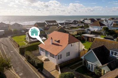 Mariners: Stylish Beachside Getaway with Sea Views Hotel dekat West Wittering Beach