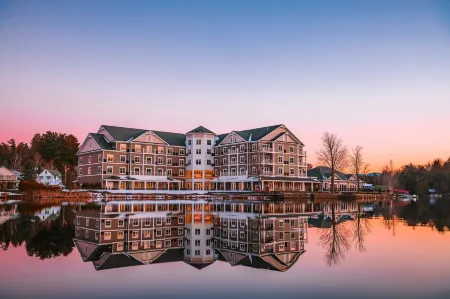 voco SARANAC LAKE NY - WATERFRONT Отели в г. Саранак Лейк