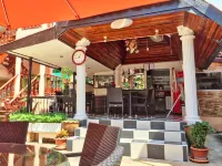 Phratamnak Inn - 100 Meter from Beach