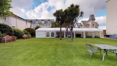 Ommaroo Hotel Отели в г. St Clements