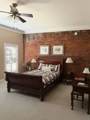 Eagles Nest Inn Hotel dekat Southside Bar & Grill