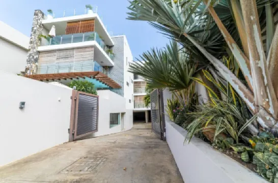 モダン 2 ベッド スリープス 4 ウィズ バルコニー のホテル