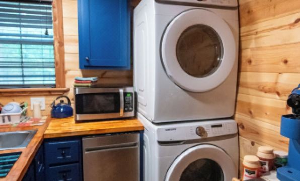 The Windstorm Cabin - Pet-Friendly & a 2-Person Jacuzzi Hot Tub!