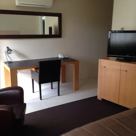 Francis Phillip Motor Inn and the Lodge