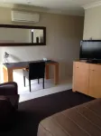 Francis Phillip Motor Inn and the Lodge - parking