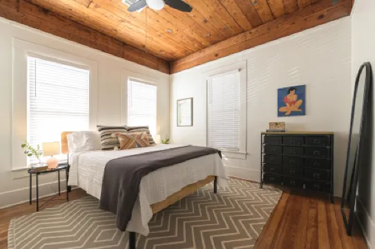 Restored 1930s Uptown Bungalow 2 Min. to Magnolia