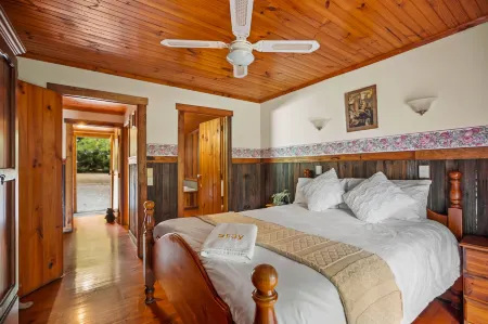 Stayau 3Br Quaint Countryside Cottage Отели в г. Баджер Крик