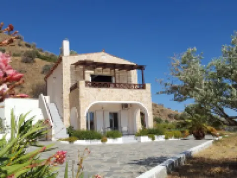 Villa in Agia Galini with Pool Views Hoteles en Lampi