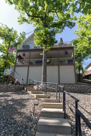 WOW! Amazing location, lakefront for family & friends, quiet cove & fire pit!