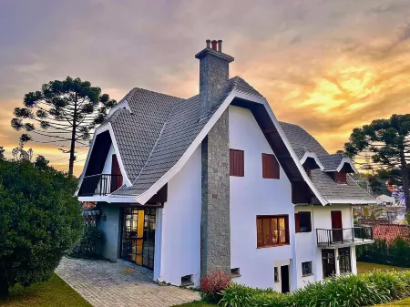 Casa Três Rios - Campos do Jordão Отели рядом с достопримечательностью «Casa - Chalé Condomínio Estância das Águas Claras»