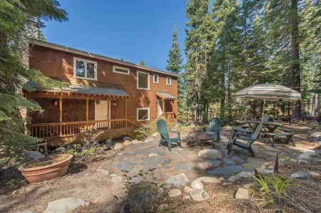 Ellis Peak by Avantstay Beautiful Mckinney Cabin w/ Filtered Lake Views Отели в г. Хомвуд