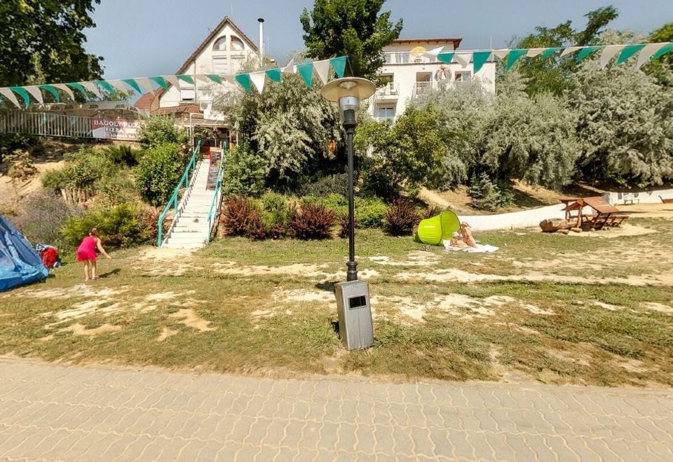 바고이 포가도의 아늑한 정원 전망 레스토랑