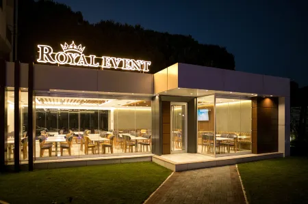 Kompleksi Royal Отели в г. Velipoje