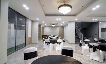 Saltstayz Select - Golf Course Road & Sector 57