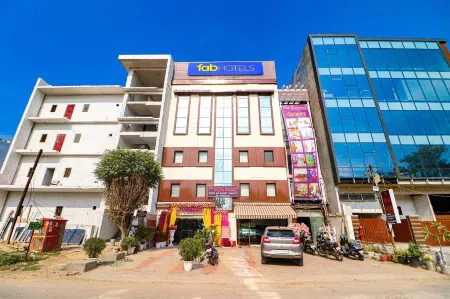 Fabhotel Dwarka Suites Отели рядом с достопримечательностью «Indian Institute of Technology Delhi»