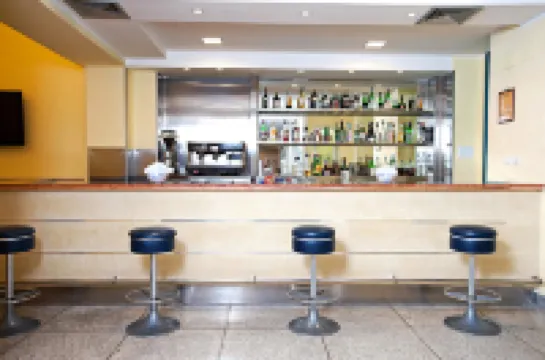 โรงแรมเมดิแตร์ราเนโอ