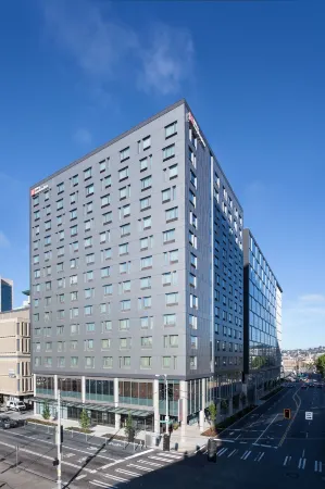 Hilton Garden Inn Seattle Downtown Отели рядом с достопримечательностью «Колумбия-центр»