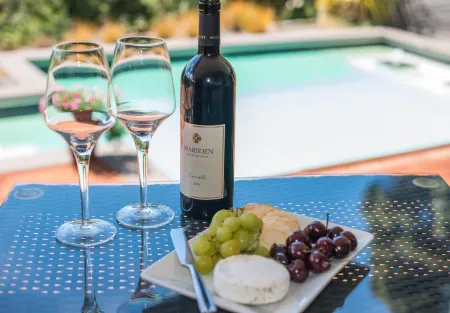 Decks of Paihia Отели рядом с достопримечательностью «Hole In The Rock Dolphin Cruise»