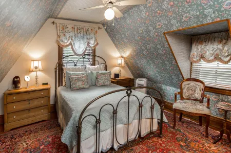 Cedar Crest Inn Отели рядом с достопримечательностью «Chatlos Memorial Chapel»