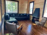 Charming cabin with indoor Pickleball court! Unlimited access during the weekday