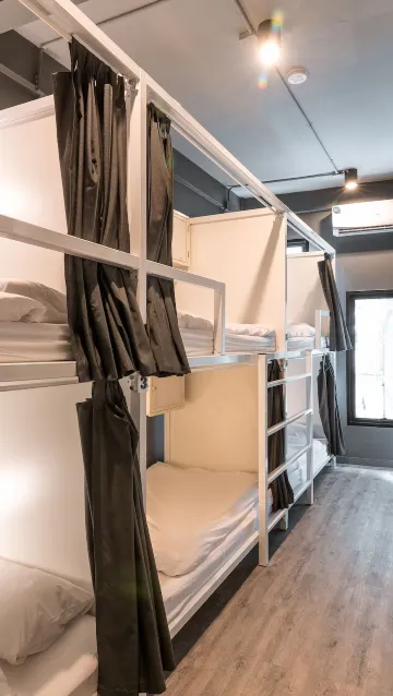 เตียงหอพักรวม (ห้อง 8 เตียง ไม่แยกชายหญิง)