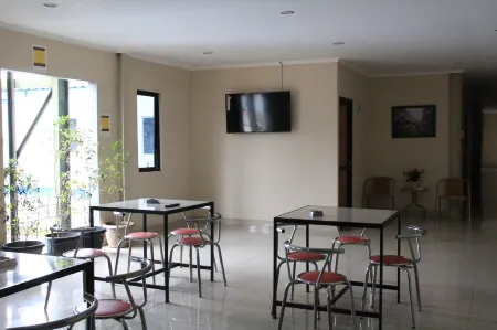 Intech Hostel Отели рядом с достопримечательностью «Jalan Pasar Induk Caringin»