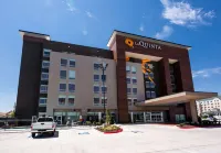 La Quinta Inn & Suites by Wyndham Oklahoma City Airport Hotel a 