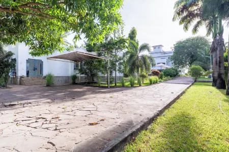 Queens Chateau Boutique Villa Отели в г. Galu