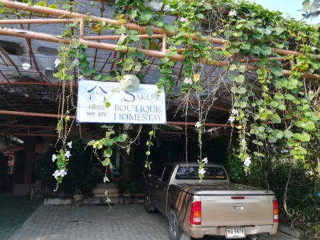 Saku Boutique Homestay Отели рядом с достопримечательностью «Wat Saraphi»