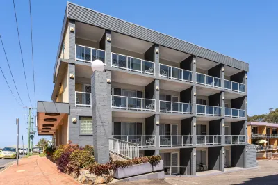 Port Aloha Motel Hotels near Tacking Point Lighthouse