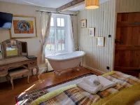 Cann Office Hotel فنادق في Mawddwy