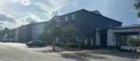 Quality Inn & Suites at Airport Blvd I-65 Hotel di Seluler