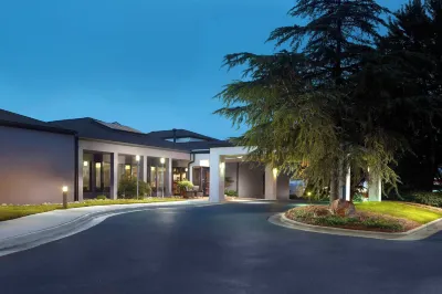 Courtyard Raleigh Midtown Hotel dekat Peter Hines Williams Stadium