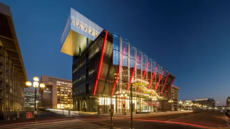 Hilton Washington DC National Mall the Wharf Отели рядом с достопримечательностью «Собор Святого апостола Матфея»