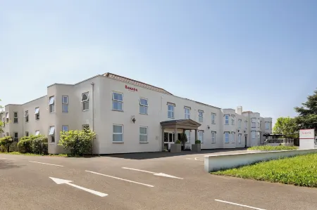 Ramada by Wyndham Cheltenham Отели в г. Ли