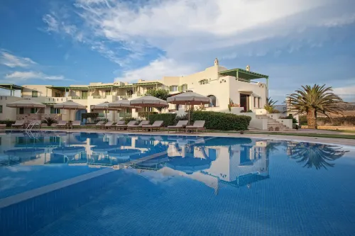 Finikas Hotel فنادق في Skhoinoussa