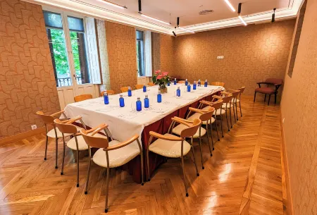 Hotel Opera Отели рядом с достопримечательностью «Монастырь Энкарнасьон»