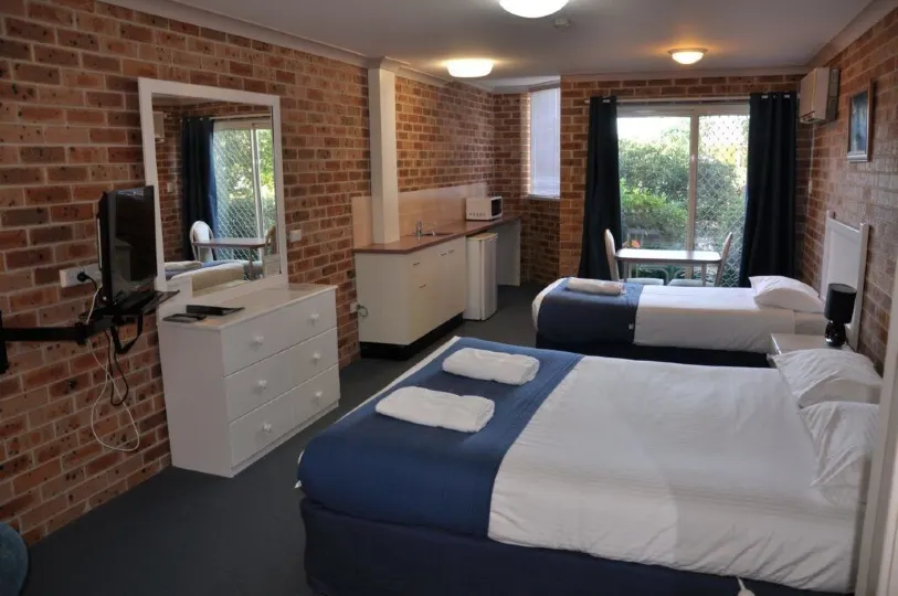 棕櫚樹湖景餐廳汽車旅館