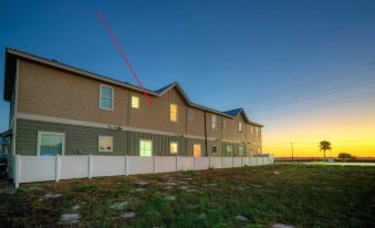 Ridley Retreat Community Pool, Mins to the Beach Corpus Christi + Port A