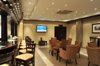 Safari Hotel & Convention Centre - bar