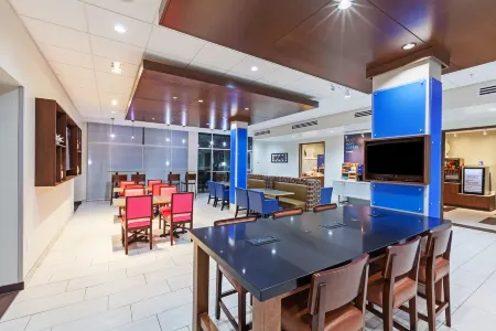 Holiday Inn Express & Suites Tulsa South - Woodland Hills Отели в г. Талса