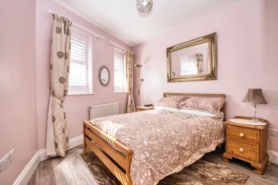 Beach & Dreamland Nearby -Pet Friendly & Garden Hotels in Margate