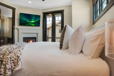Private Hot Tub and Breathtaking Mountain Views - Luxurious Townhome Retreat