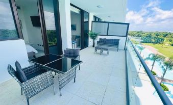 Luxury Apartment with Pool and Golf View