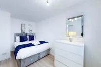 Ranworth-House - Holiday Home in Bedford, Sleeps 5