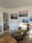 Charming family-friendly cottage near the beach, large lot with beautiful oaks
