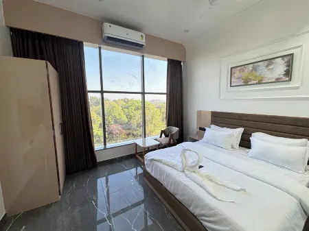 Hotel The Octave Отели рядом с достопримечательностью «Kargil Chowk memory»