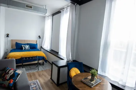 Cozy studio in enchanting downtown Warrensburg with full kitchen, AC, WiFi Отели в г. Johnson County